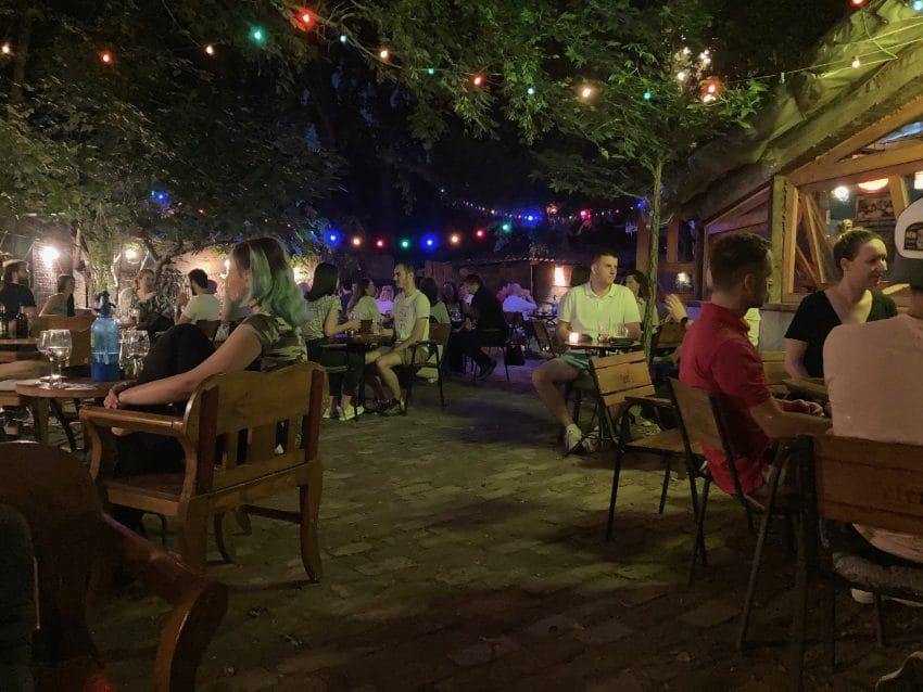 Bife Oblomov Novi Sad bašta lampice
