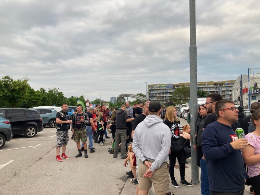 pankeru ispred cvetličarne ljubljana
