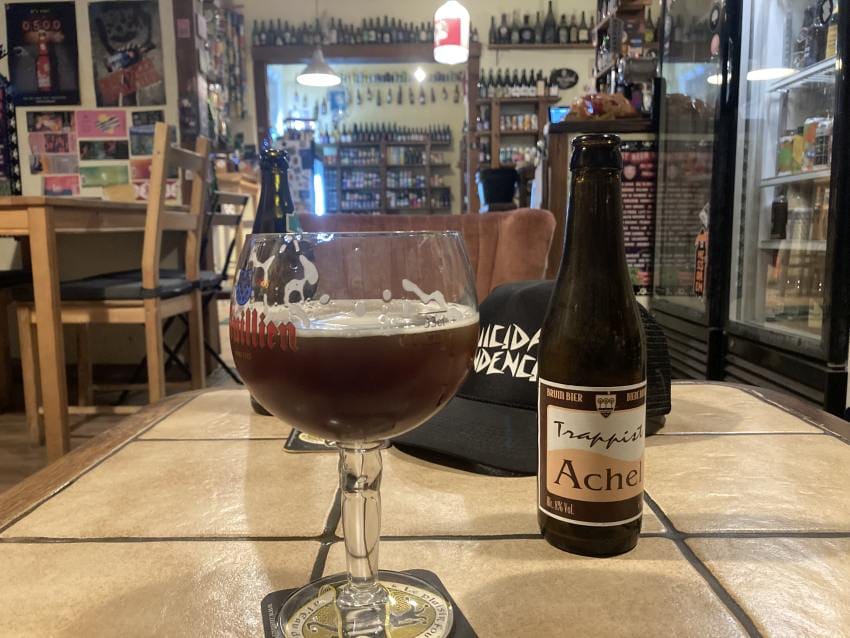 Only good beer bar budapest enterijer trapist pivo