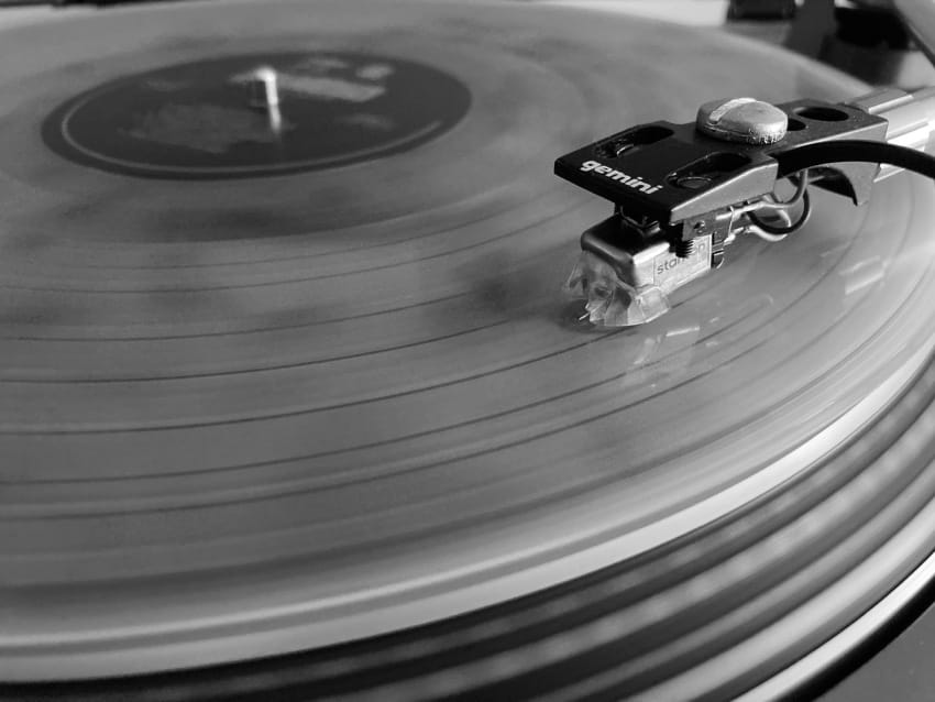 Gramofon sa vinil pločom u pokretu – najbolji albumi 2025 po izboru KontraKulture