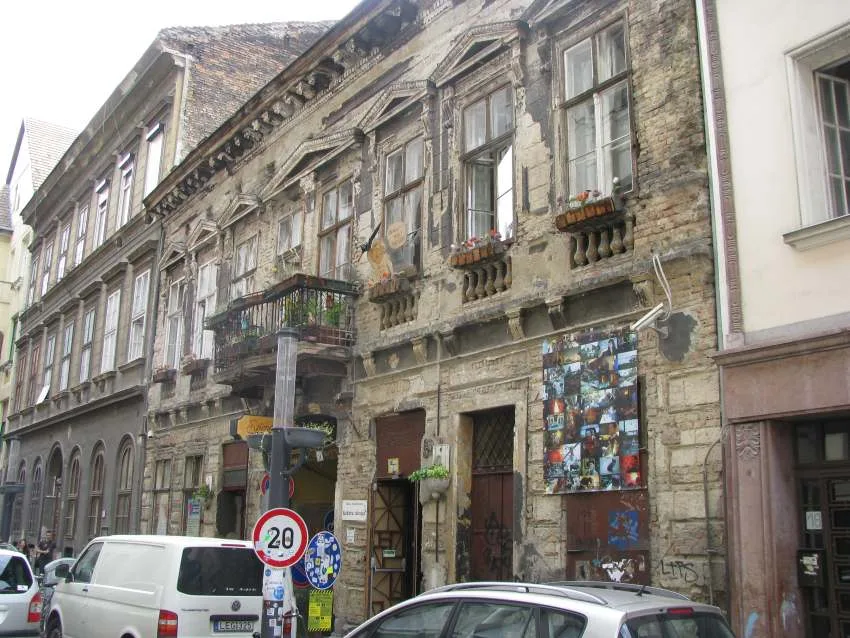 zgrada u Budimpešti u kojoj se nalazi ruin pab Szimpla Kert