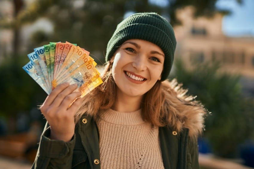 finansisjki horoskop mart 2026. devojka drži novčanice