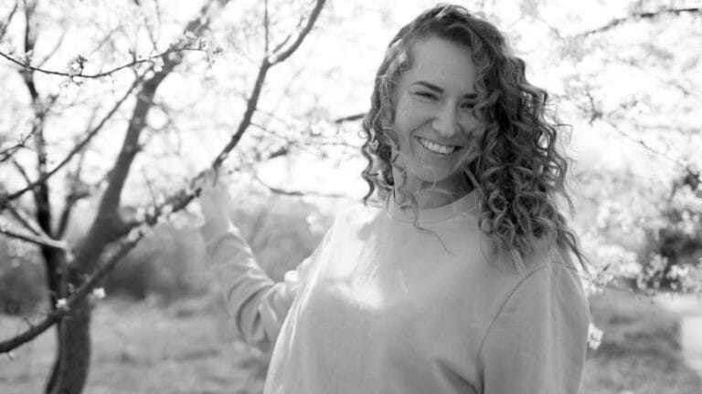 horoskop izlazak iz loše faze april 2026. srećna devojka u parku