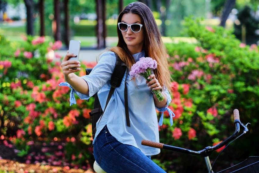 horoskop devojka pravi selfi u parku