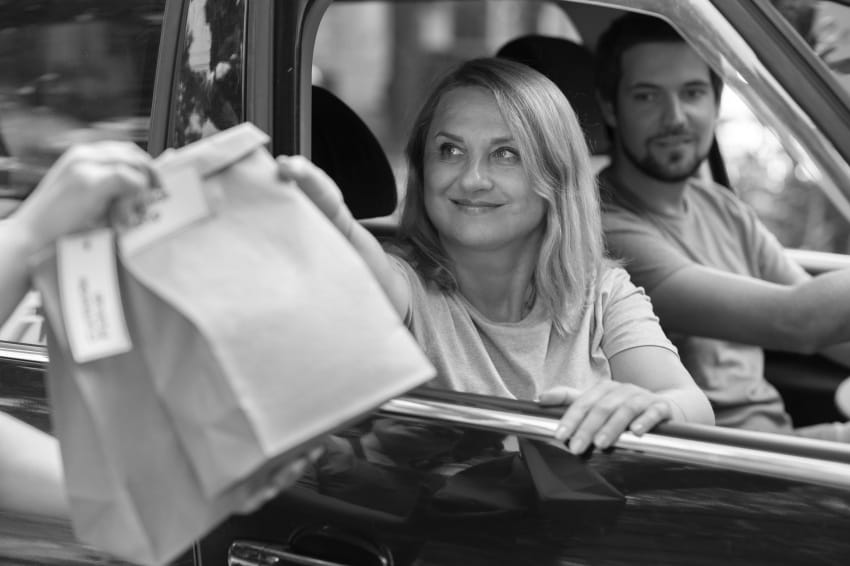 naručivanje hrane iz automobila u fast food restoranu burger king ai nadzor radnika