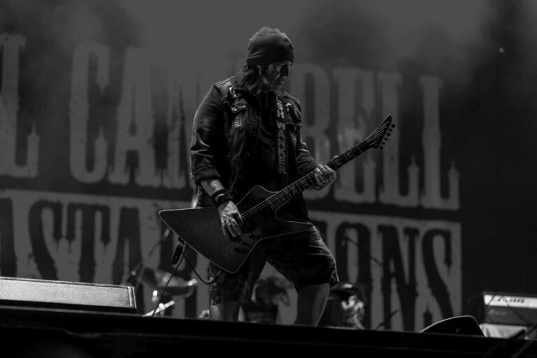 Phil Campbell gitarista Motörheada nastupa sa bendom Phil Campbell and the Bastard Sons