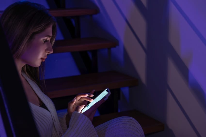 devojka gleda u mobilni telefon aplikacija