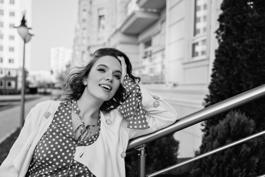 mesečni horoskop april 2026. nasmejana devojka u proleće