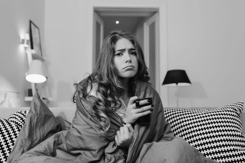 horoskop zdravlje mart 2026. tužna devojka ogrnuta ćebetom