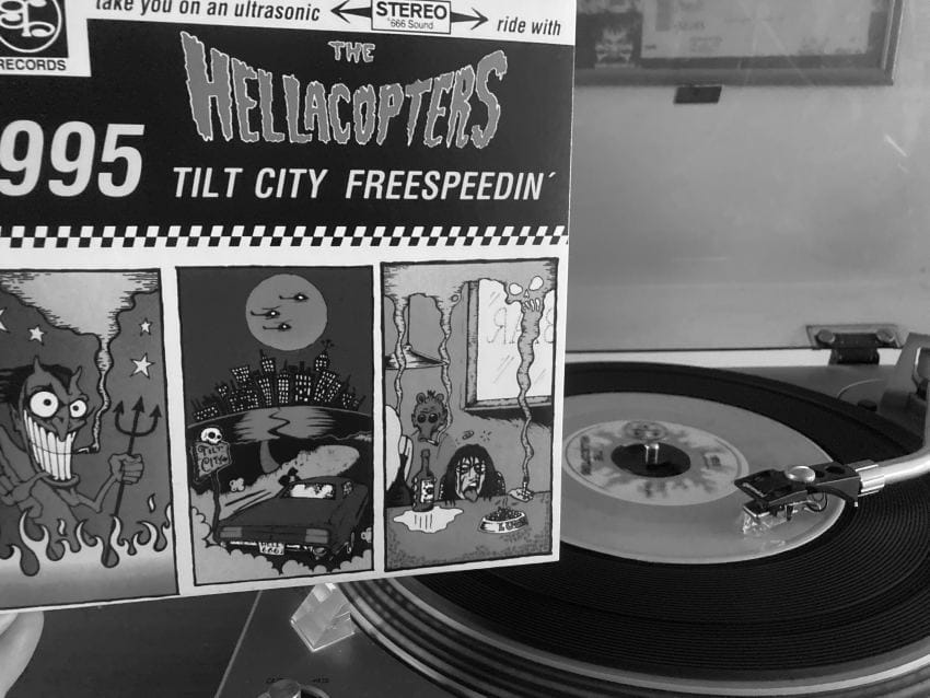 vinil i subkulturna odeća beč ploča hellacopters na gramofonu