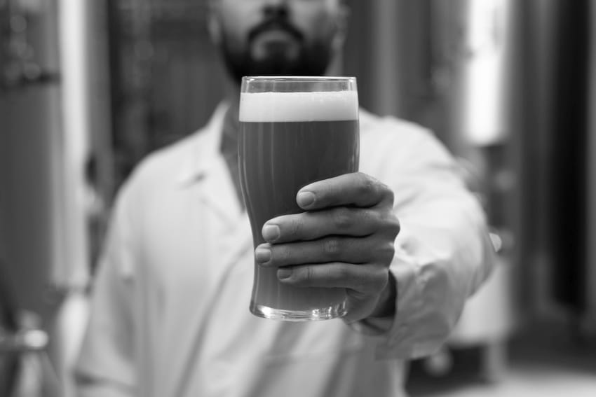 naučnik sa pivom u laboratoriji eksperiment pivska vakcina