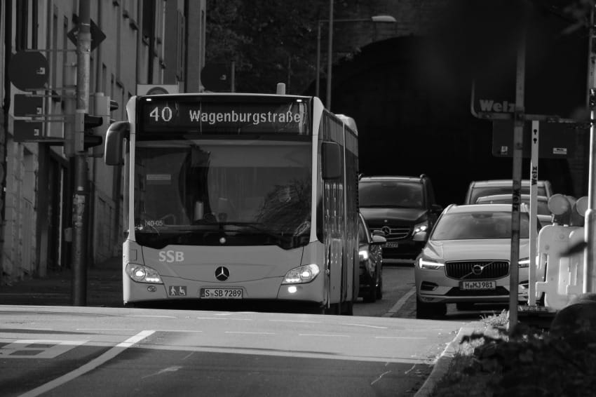 Autobus na ulici u Nemačkoj, povezan sa pričom o tinejdžeru koji je ukrao vozilo i vozio bez dozvole