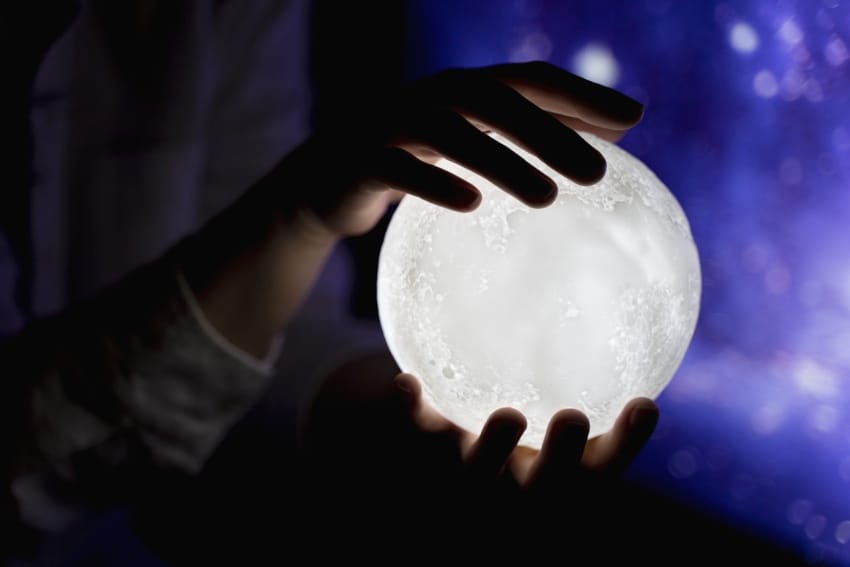 horoskop ruke koje drže mesec