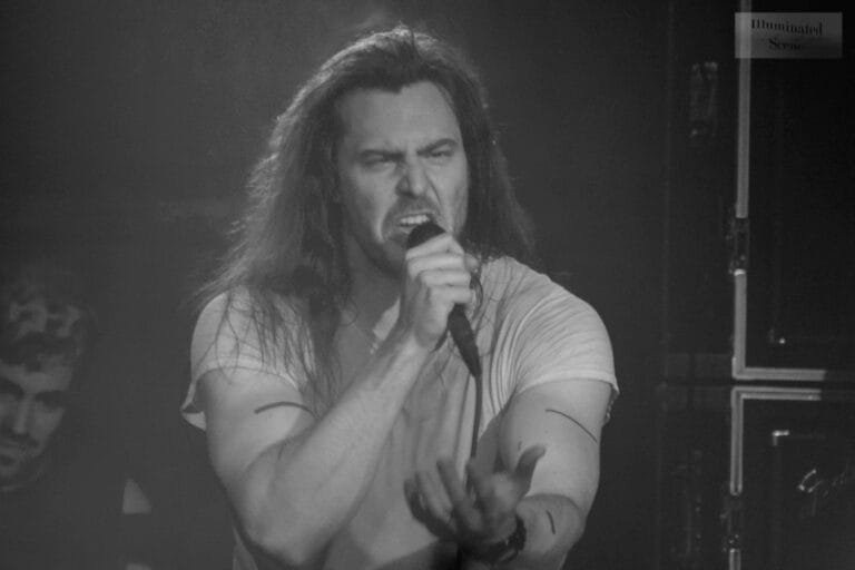 muzičke teorije zavere, Andrew W.K. uživo na koncertu, energičan nastup i intenzivan izraz lica tokom pevanja