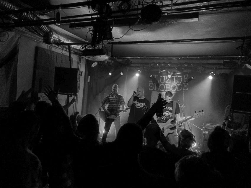 pogo i stage diving publike u CK13 na promo svirci Iluzije slobode Novi Sad