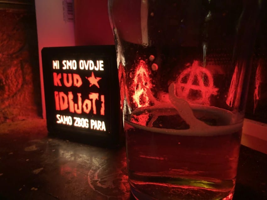 dublin detalji dekorativne lampe i pivo