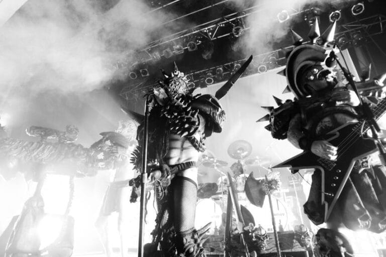 GWAR uživo - bend poznat po ekstremnim performansima i vizuelnom haosu koji ih prati