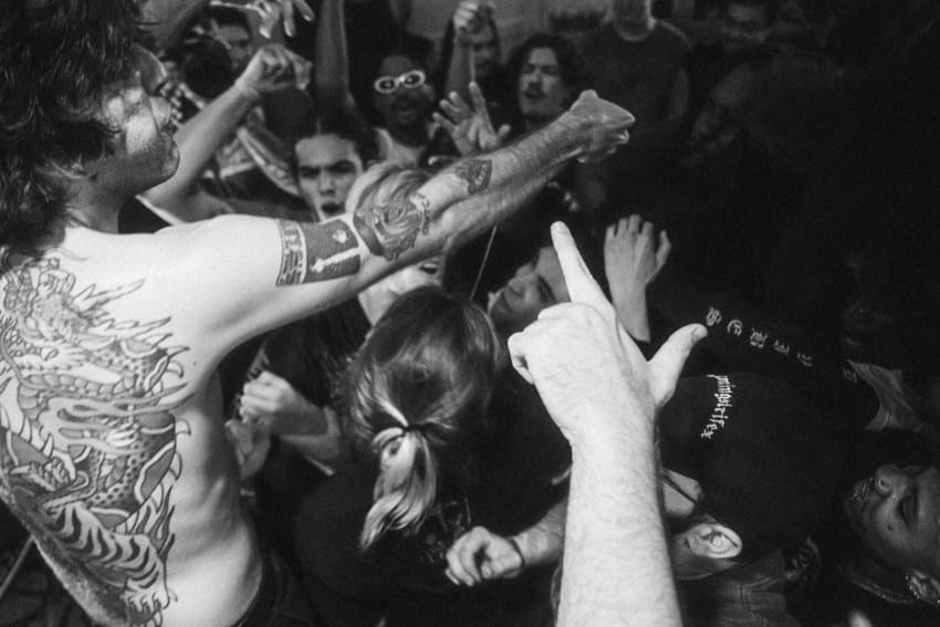 heavy healing hardcore koncert publika i pevač u energičnom nastupu