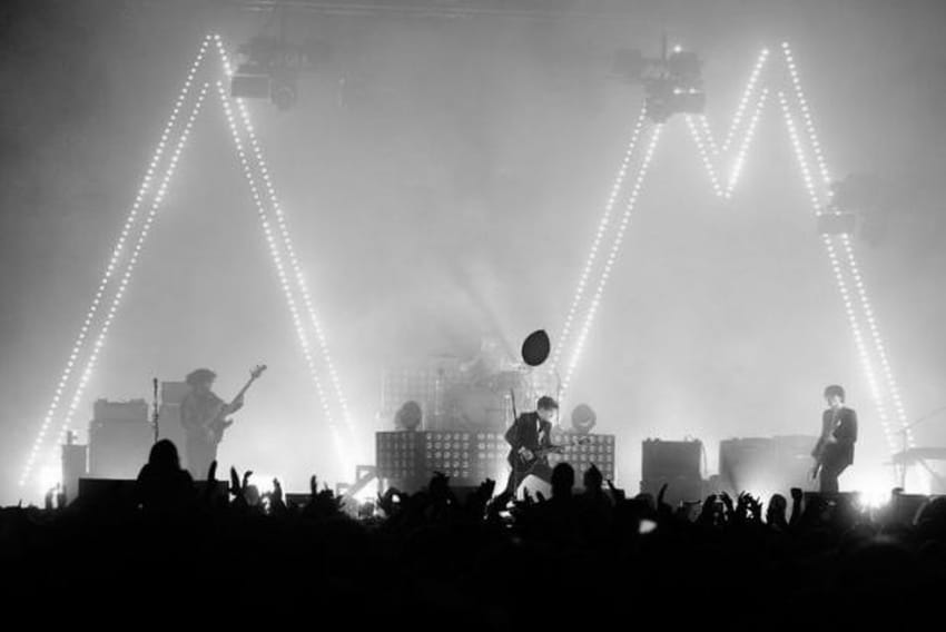 Arctic Monkeys nastupaju na glavnoj bini INmusic festivala pred publikom na Jarunu