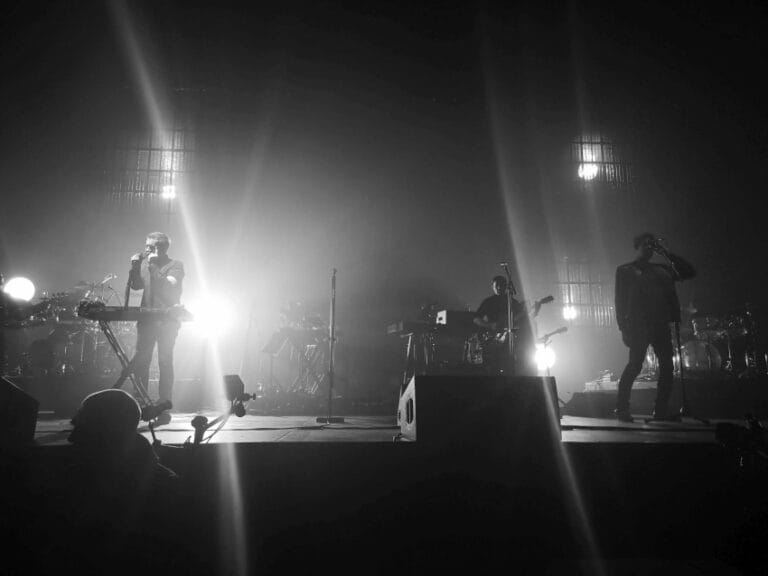 Massive Attack uživo na koncertu u Assagu 2019 uz snažna svetla i mračnu atmosferu benda