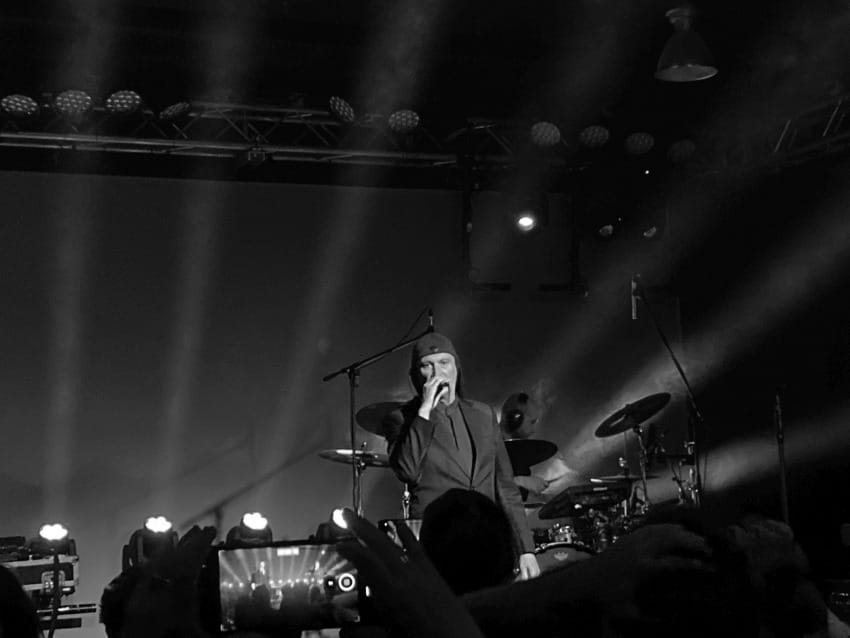 Laibach koncert Dom omladine Beograd 2025 Milan Fras na bini