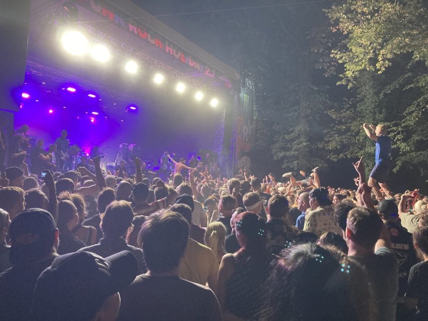 Punk Rock Holiday nastup benda Flogging Molly