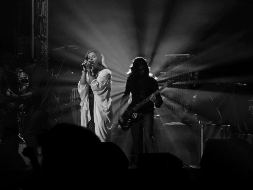 Thievery Corporation nastup uživo na koncertu sa vokalom i svetlosnim efektima