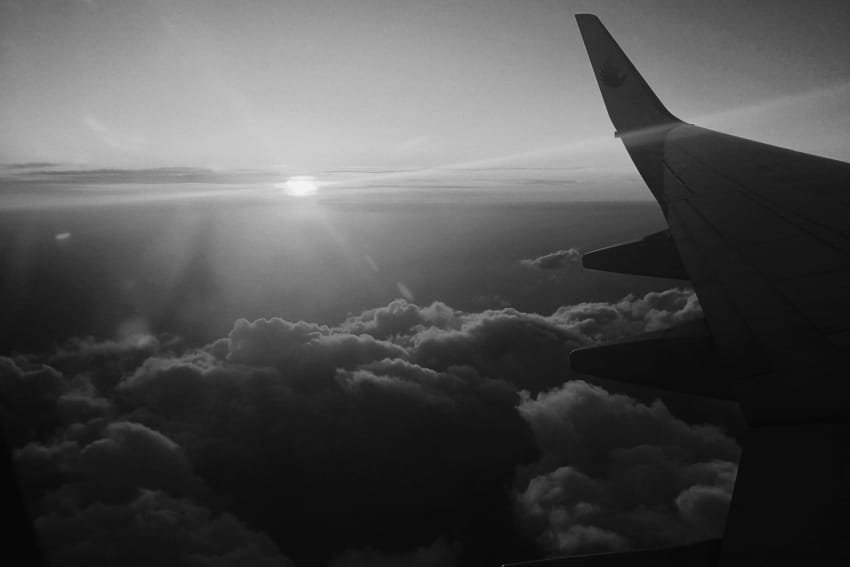 Pogled iz aviona na izlazak sunca iznad oblaka tokom dugog leta
