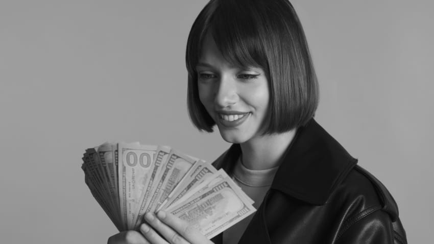 finansijski horoskop srećna devojka broji novčanice