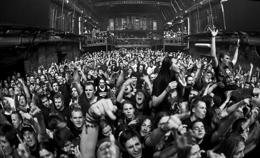 Hardcore koncert i mosh pit – publika uživa u energiji i zajedništvu uživo