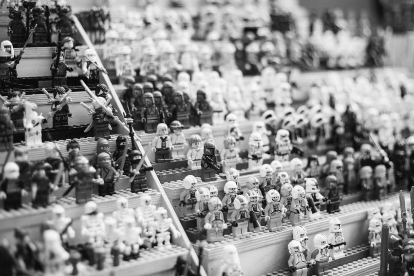 lego mini figurice kolekcija na policama - kolekcionarski setovi visoke vrednosti testenina kradja