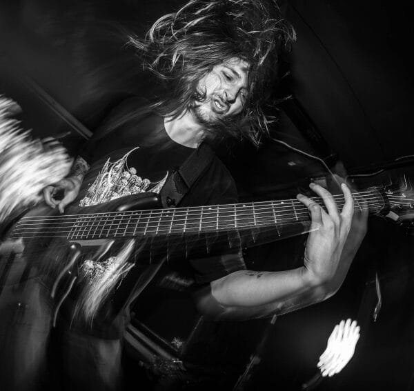 Gitarista u zanosu svira na koncertu – energija rok i metal muzike uživo
