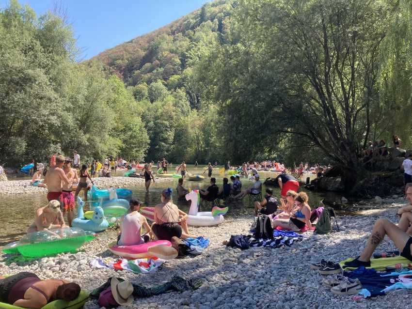plaža na reci Tolminka pankeri uživaju preko dana