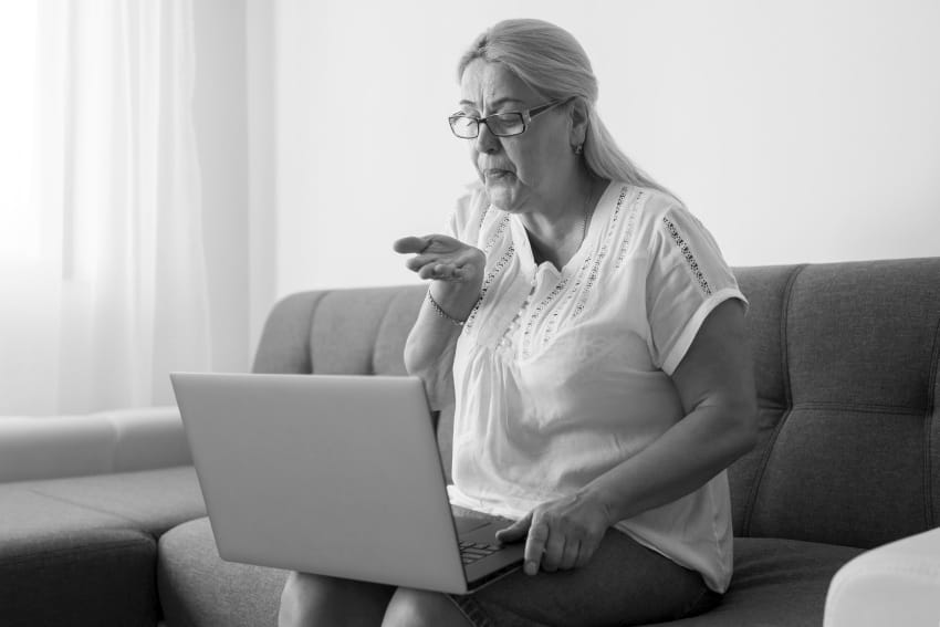 Starija žena na video pozivu sa digitalnim sagovornikom – ilustracija AI klona i veštačke inteligencije