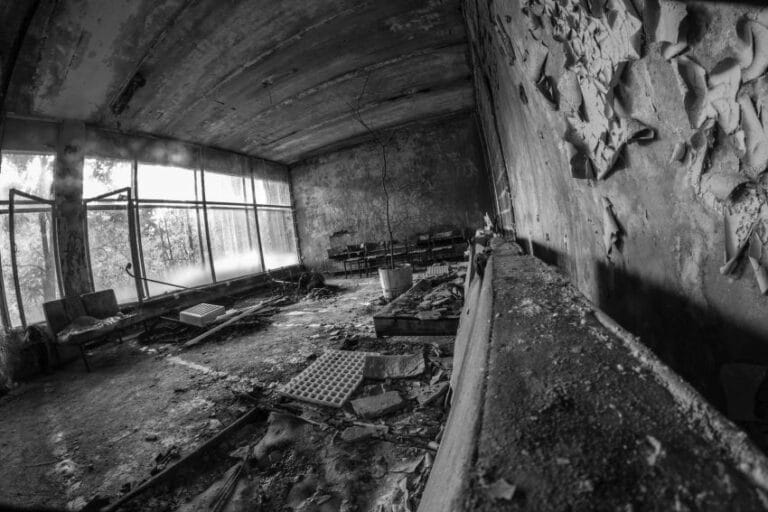 Napuštena zgrada u Černobilju 40 godina nakon nuklearne katastrofe i povratka divljih životinja