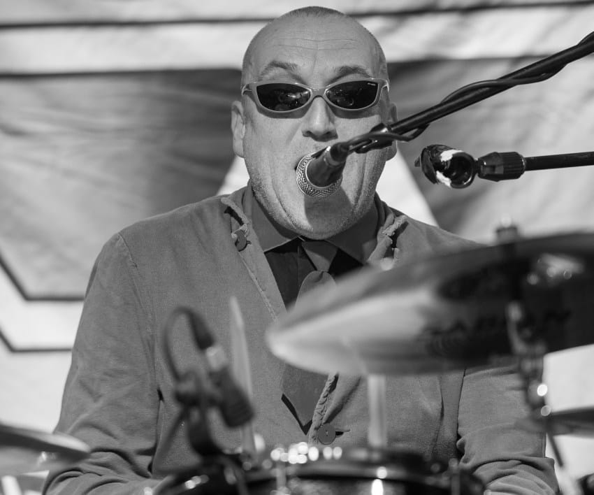 Duncan Redmonds tokom nastupa sa Toy Dolls, autor albuma Keep The Faith projekta Billy & His Imaginary Wigan Mates