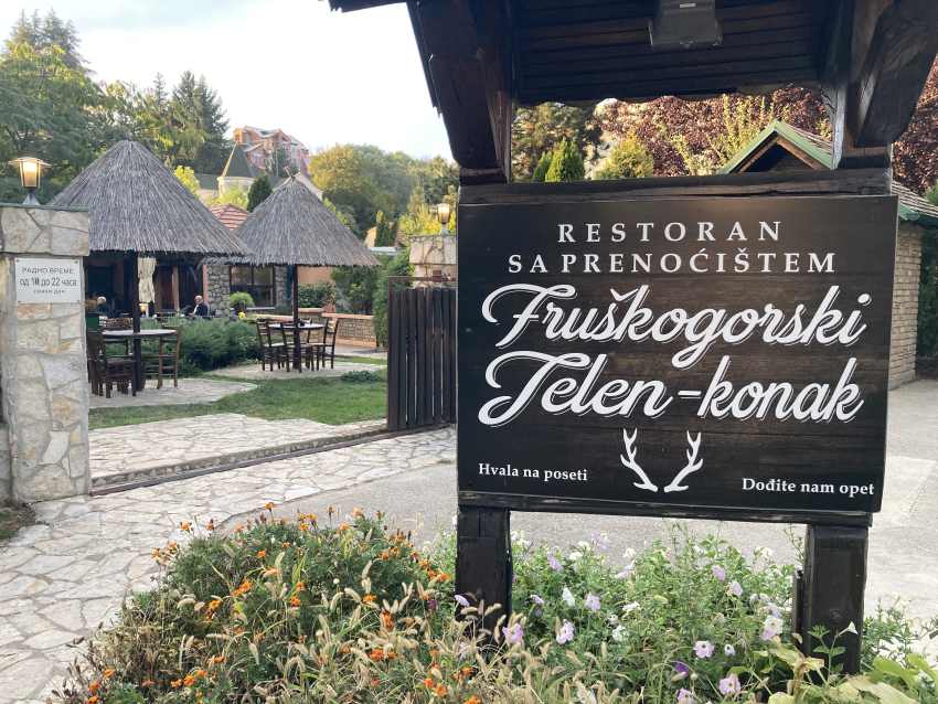 Restoran Fruškogorski jelen tabla na ulazu