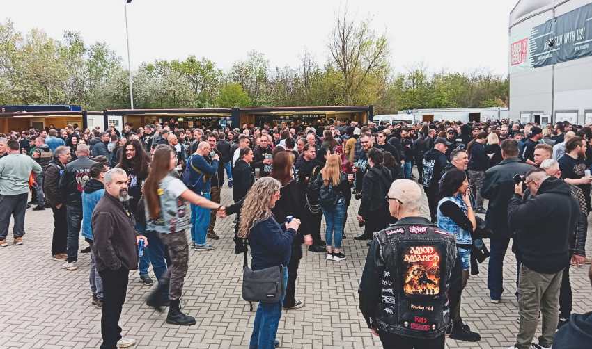 Masa ispred kluba Barba Negra u Budimpešti gde se održavao heavy metal spektakl