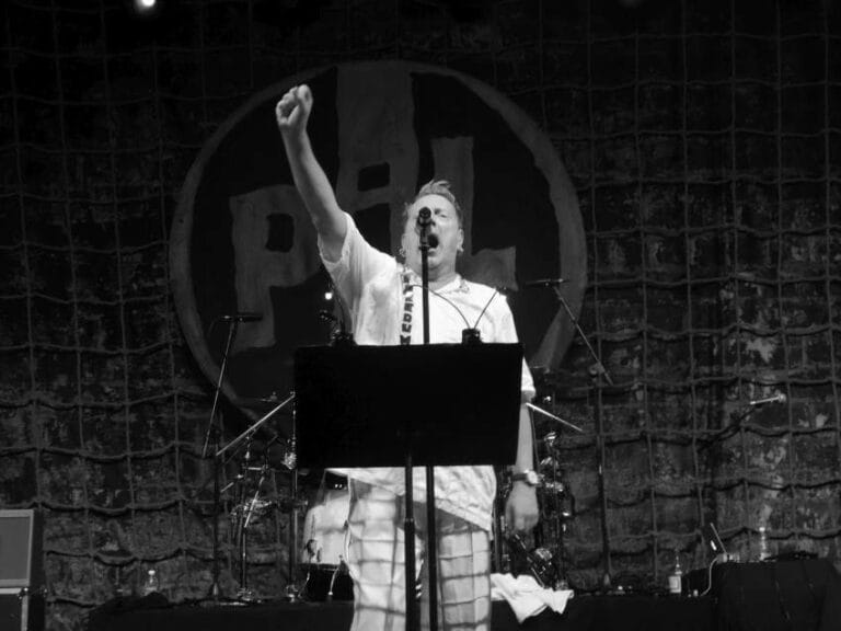 John Lydon tokom nastupa sa bendom Public Image Ltd na koncertu uživo