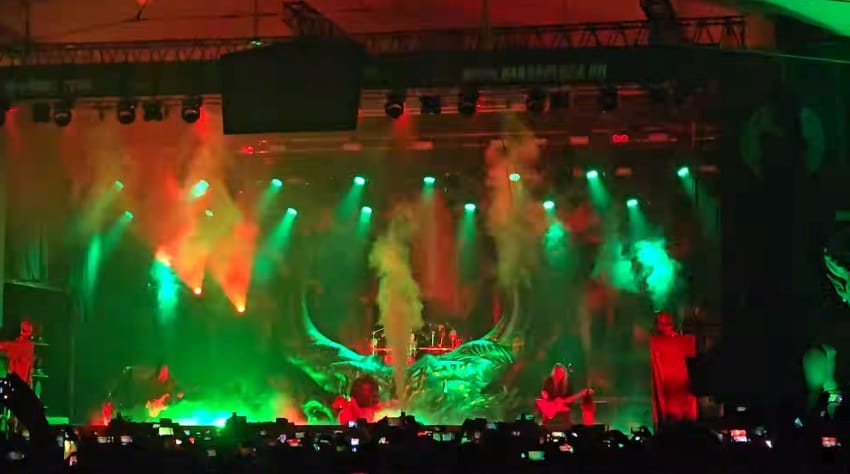 Pogled na binu tokom nastupa benda Kreator u budimpešti