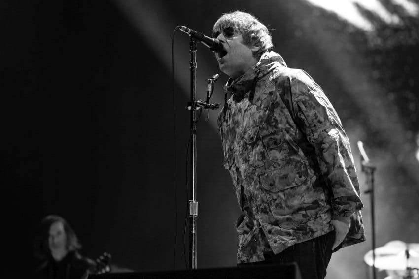 Liam Gallagher tokom nastupa pred reunion koncerte benda Oasis u Edinburgu