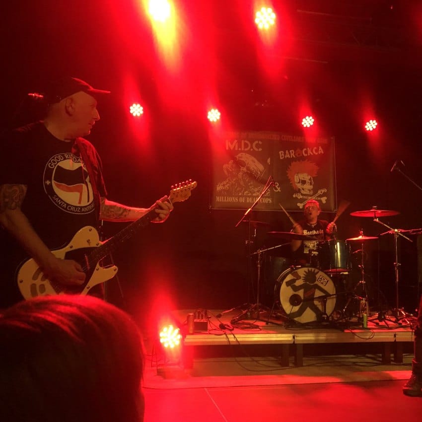 MDC Fabrika bubnjar Poda i gitarista na bini