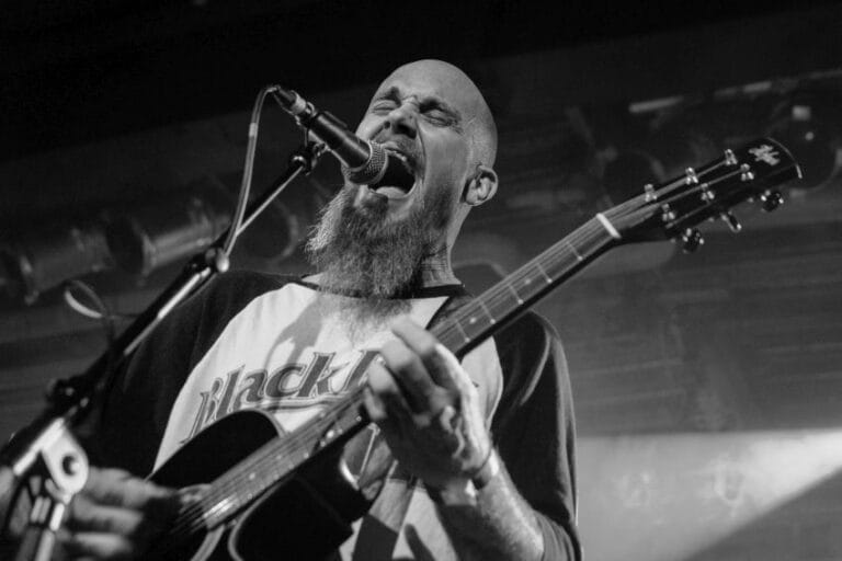 Nick Oliveri uživo na koncertu, bivši basista Queens of the Stone Age nastup sa gitarom i mikrofonom