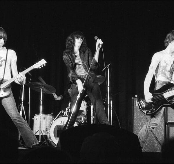 Ramones nastup uživo 1976. godine, u ranoj eri njujorškog punk rocka i uspona benda predvođenog Dee Dee Ramoneom
