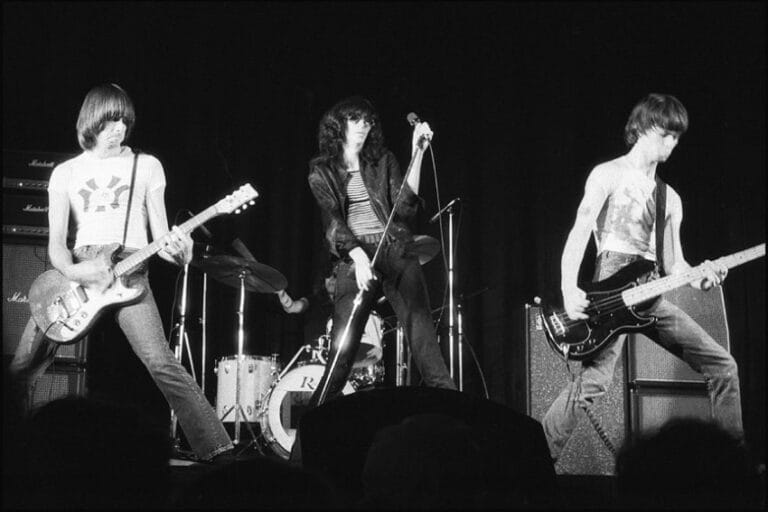 Ramones nastup uživo 1976. godine, u ranoj eri njujorškog punk rocka i uspona benda predvođenog Dee Dee Ramoneom