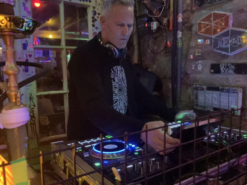 Szimpla DJ pušta muziku u poznatom budimpeštanskom klubu