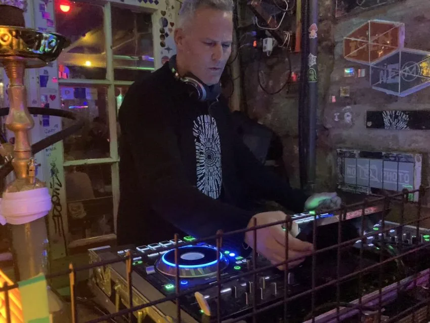 Szimpla DJ pušta muziku u poznatom budimpeštanskom klubu