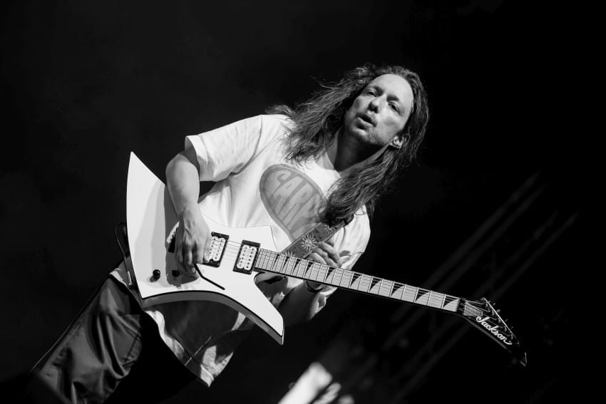 Brady Ebert, bivši gitarista Turnstile, nastup uživo sa gitarom na koncertu