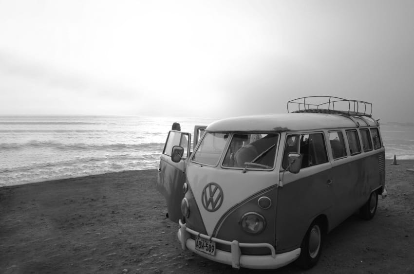 Volkswagen Bus parkiran pored mora – simbol kontrakulture, putovanja i slobodnog duha