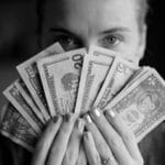 finansijski horoskop devojka drži novčanice
